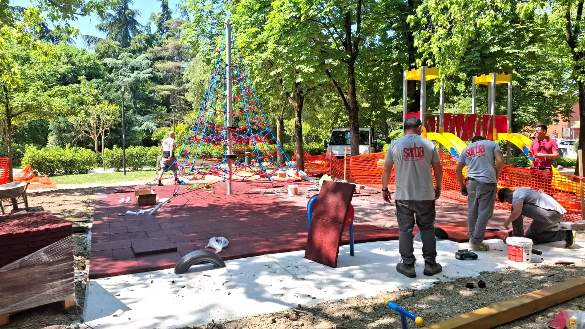 Giardini pubblici di via Oberdan: installazione del nuovo gioco “piramide di arrampicata”