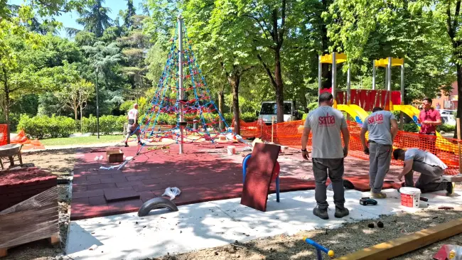 Giardini pubblici di via Oberdan: installazione del nuovo gioco “piramide di arrampicata”