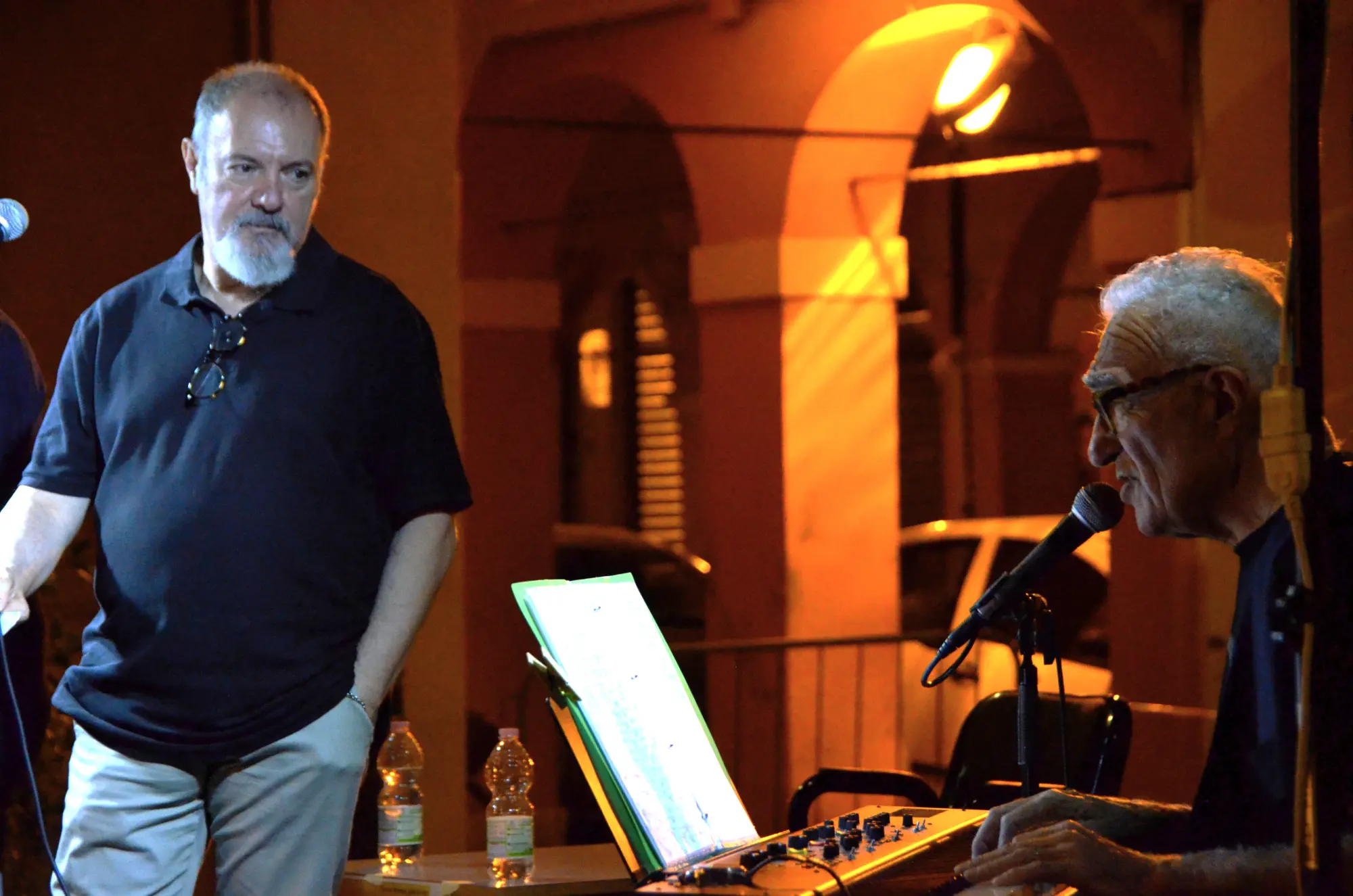 Una piazza piena per Carlo Lucarelli in occasione del festival MigiNoir