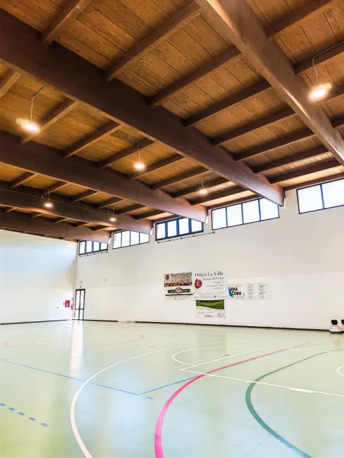 La palestra della scuola Primaria E. Biagi si illumina con nuova tecnologia a LED